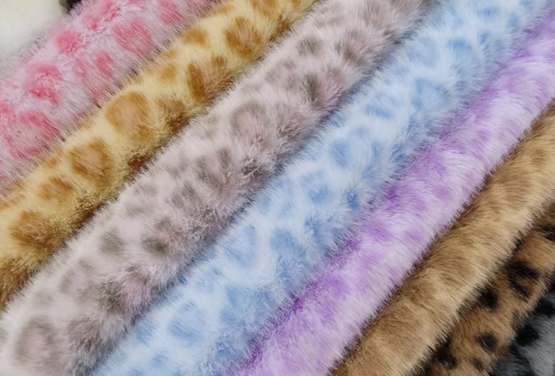 700mg*170cm Lille gyldent mink print leopard plys stof velegnet til tasker/tøj