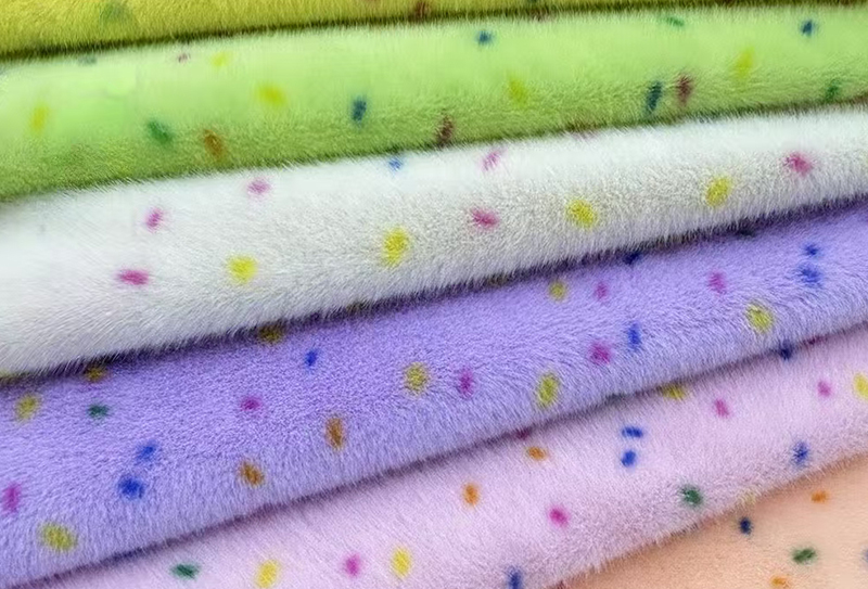 Ren polyester imiteret mink print med farverige prikker